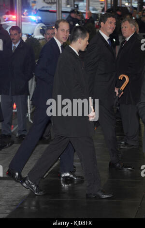 NEW YORK, NY - DEZEMBER 09: Catherine, Herzogin von Cambridge, besucht das National September 11 Memorial Museum mit ihrem Mann Prinz William, Herzog von Cambridge am 9. Dezember 2014 in New York City. Das Paar, das ohne ihren Sohn Prince George reist, ist auf einem dreitägigen US-Ostküstenbesuch. Dies ist der erste offizielle Besuch des Herzogs und der Herzogin in New York City. Personen: Prinz William, Herzog von Cambridge Stockfoto