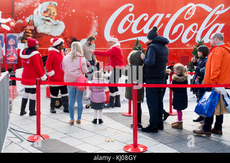 Cardiff, Großbritannien - 19 November, 2017: Die Leute stehen Schlange vor der coca cola Weihnachtstruck in Cardiff ihre Fotos von t genommen zu haben Stockfoto