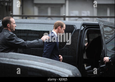 NEW YORK, NY - DEZEMBER 09: Catherine, Herzogin von Cambridge, besucht das National September 11 Memorial Museum mit ihrem Mann Prinz William, Herzog von Cambridge am 9. Dezember 2014 in New York City. Das Paar, das ohne ihren Sohn Prince George reist, ist auf einem dreitägigen US-Ostküstenbesuch. Dies ist der erste offizielle Besuch des Herzogs und der Herzogin in New York City. Personen: Prinz William, Herzog von Cambridge Stockfoto