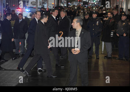 NEW YORK, NY - DEZEMBER 09: Catherine, Herzogin von Cambridge, besucht das National September 11 Memorial Museum mit ihrem Mann Prinz William, Herzog von Cambridge am 9. Dezember 2014 in New York City. Das Paar, das ohne ihren Sohn Prince George reist, ist auf einem dreitägigen US-Ostküstenbesuch. Dies ist der erste offizielle Besuch des Herzogs und der Herzogin in New York City. Personen: Prinz William, Herzog von Cambridge Stockfoto