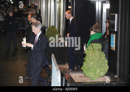 NEW YORK, NY - DEZEMBER 09: Catherine, Herzogin von Cambridge, besucht das National September 11 Memorial Museum mit ihrem Mann Prinz William, Herzog von Cambridge am 9. Dezember 2014 in New York City. Das Paar, das ohne ihren Sohn Prince George reist, ist auf einem dreitägigen US-Ostküstenbesuch. Dies ist der erste offizielle Besuch des Herzogs und der Herzogin in New York City. Personen: Prinz William, Herzog von Cambridge Stockfoto