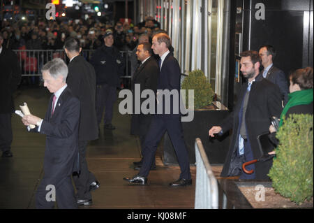 NEW YORK, NY - DEZEMBER 09: Catherine, Herzogin von Cambridge, besucht das National September 11 Memorial Museum mit ihrem Mann Prinz William, Herzog von Cambridge am 9. Dezember 2014 in New York City. Das Paar, das ohne ihren Sohn Prince George reist, ist auf einem dreitägigen US-Ostküstenbesuch. Dies ist der erste offizielle Besuch des Herzogs und der Herzogin in New York City. Personen: Prinz William, Herzog von Cambridge Stockfoto