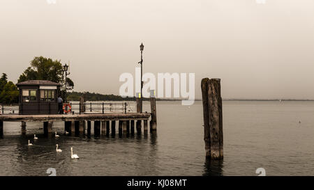 Geringer Sättigung kleine hölzerne Seebrücke in lasize, Italien. Stockfoto