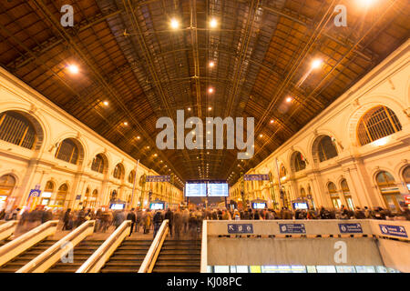 Budapest, Ungarn - Dezember 1, 2014: Fahrgäste, die auf der Treppe des Hauptgebäudes der Keleti Bahnhof in Budapest bei Nacht. Die wichtigsten internationa Stockfoto