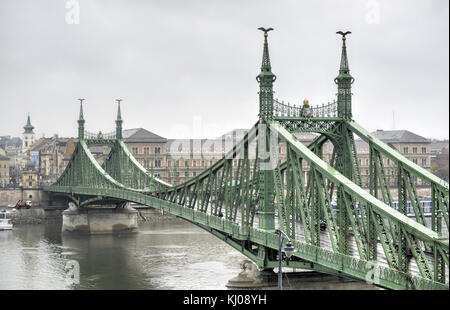 Liberty Bridge in Budapest, Ungarn an einem trüben Wintertag. Stockfoto