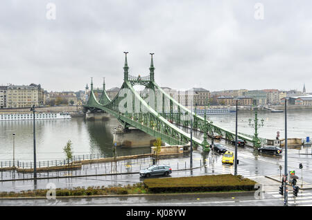 Budapest, Ungarn - Dezember 1, 2014: Liberty Bridge in Budapest, Ungarn am Tag eine trübe, nassen Winter. Stockfoto