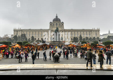 Wien, Österreich - 30 November, 2014: Statue von Maria Theresia vor dem kunsthistorischen Museum oder khm in Wien, Österreich während der Feiertage. Stockfoto