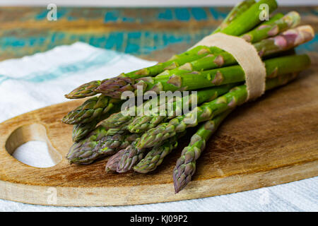 Grüne junge Spargel Triebe - Premium healtry Essen, bereit, zu kochen und für Grill Nahaufnahme Stockfoto