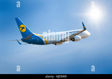 Chisinau, Republik Moldau - 19. August 2014: Ukraine International Airlines Boeing 737-800 Flugzeuge im Endanflug internationaler Flughafen auf Au zu chisinaul Stockfoto