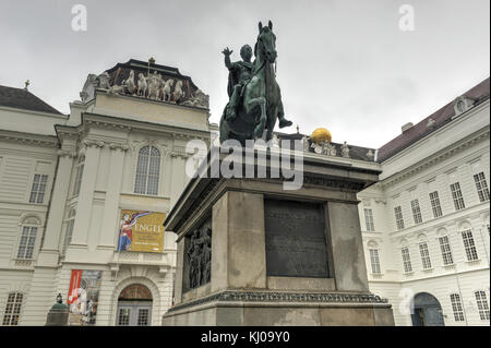 Wien, Österreich - 30 November, 2014: josefsplatz mit Joseph II. ansamble Statue in der Hofburg in Wien. Wien ist die Hauptstadt und die größte Stadt der au Stockfoto