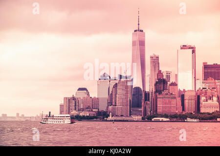 Juni 2017 in New York City in den Vereinigten Staaten: Lower Manhattan, gegenüber der Bucht von Fähre gesehen. in einem heißen und schönen Sommertag. Stockfoto