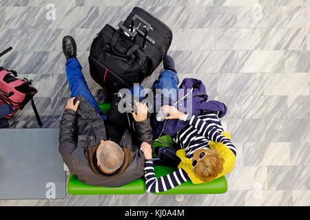 Die Menschen warten im Flughafen Abfahrt Terminalbereich Stockfoto