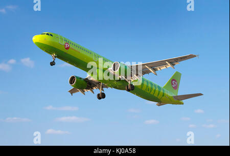 Chisinau, Republik Moldau - August 19, 2014 :: S7 Airlines airbus a321 hebt ab. chisinaul internationalen Flughafen am 19. August 2014 Stockfoto