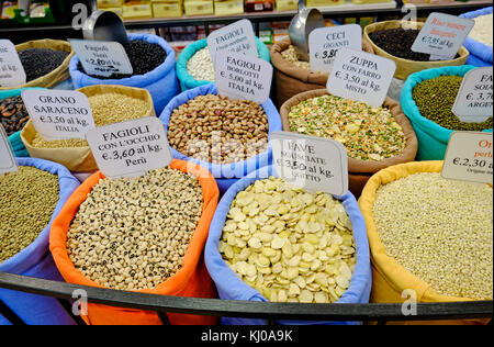 Getrocknete Bohnen und Impulse am Markt Garküche, Florenz, Italien Stockfoto