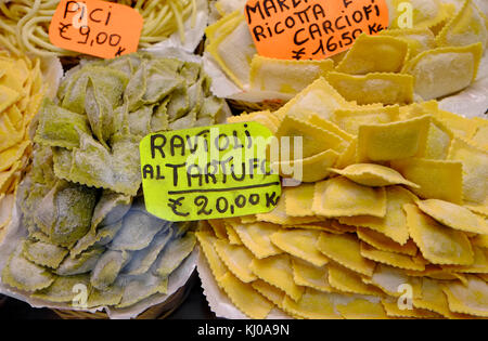 Ravioli Pasta auf Anzeige im Shop, Florenz, Italien Stockfoto