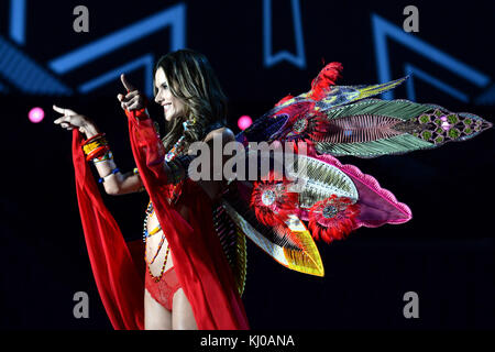 Alessandra Ambrosio auf dem Laufsteg zur Victoria's Secret Fashion Show in der Mercedes-Benz Arena in Shanghai, China Stockfoto