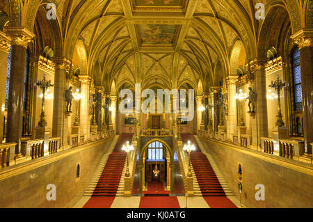 Budapest, Ungarn - 28. November 2014: Einrichtung des ungarischen Parlaments in Budapest. Es ist eines der ältesten in Europa legislative Gebäude und ein Stockfoto