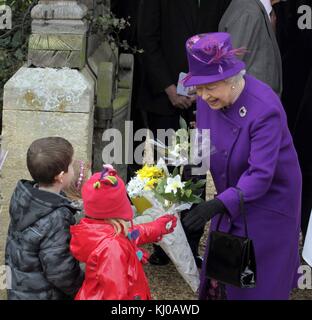 SANDRINGHAM, GROSSBRITANNIEN - FEBRUAR 06; Königin Elizabeth II., schließt sich Mitgliedern der königlichen Familie beim Sonntagsgottesdienst auf dem Sandringham Estate Norfolk an. Am 6. Februar 2011 in Sandringham, England Personen: HRH die Königin Königin Elizabeth II Stockfoto