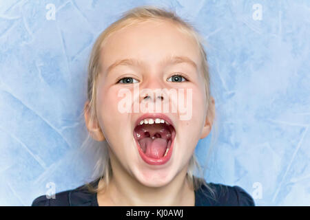 Cute schreien Mädchen mit blondem Haar mit offenen Mund Stockfoto