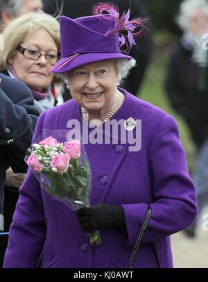 SANDRINGHAM, GROSSBRITANNIEN - FEBRUAR 06; Königin Elizabeth II., schließt sich Mitgliedern der königlichen Familie beim Sonntagsgottesdienst auf dem Sandringham Estate Norfolk an. Am 6. Februar 2011 in Sandringham, England Personen: HRH die Königin Königin Elizabeth II Stockfoto