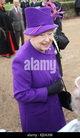 SANDRINGHAM, GROSSBRITANNIEN - FEBRUAR 06; Königin Elizabeth II., schließt sich Mitgliedern der königlichen Familie beim Sonntagsgottesdienst auf dem Sandringham Estate Norfolk an. Am 6. Februar 2011 in Sandringham, England Personen: HRH die Königin Königin Elizabeth II Stockfoto