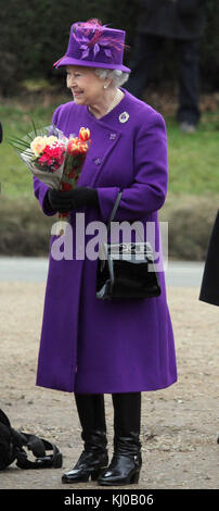 SANDRINGHAM, GROSSBRITANNIEN - FEBRUAR 06; Königin Elizabeth II., schließt sich Mitgliedern der königlichen Familie beim Sonntagsgottesdienst auf dem Sandringham Estate Norfolk an. Am 6. Februar 2011 in Sandringham, England Personen: HRH die Königin Königin Elizabeth II Stockfoto