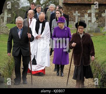 SANDRINGHAM, GROSSBRITANNIEN - FEBRUAR 06; Königin Elizabeth II., schließt sich Mitgliedern der königlichen Familie beim Sonntagsgottesdienst auf dem Sandringham Estate Norfolk an. Am 6. Februar 2011 in Sandringham, England Personen: HRH die Königin Königin Elizabeth II Stockfoto