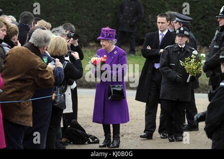 SANDRINGHAM, GROSSBRITANNIEN - FEBRUAR 06; Königin Elizabeth II., schließt sich Mitgliedern der königlichen Familie beim Sonntagsgottesdienst auf dem Sandringham Estate Norfolk an. Am 6. Februar 2011 in Sandringham, England Personen: HRH die Königin Königin Elizabeth II Stockfoto