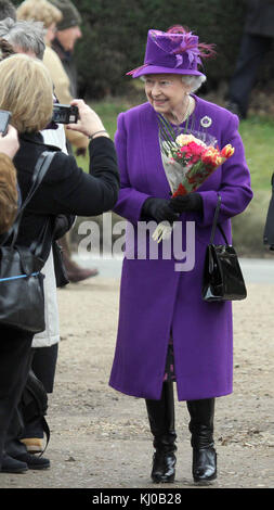 SANDRINGHAM, GROSSBRITANNIEN - FEBRUAR 06; Königin Elizabeth II., schließt sich Mitgliedern der königlichen Familie beim Sonntagsgottesdienst auf dem Sandringham Estate Norfolk an. Am 6. Februar 2011 in Sandringham, England Personen: HRH die Königin Königin Elizabeth II Stockfoto