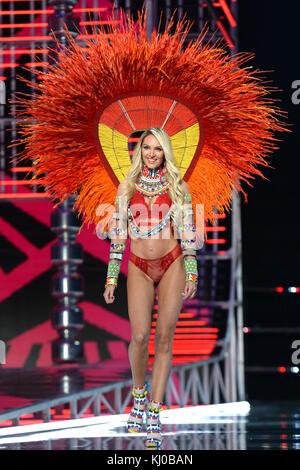 Candice Swanepoel auf dem Laufsteg zur Victoria's Secret Fashion Show in der Mercedes-Benz Arena in Shanghai, China Stockfoto