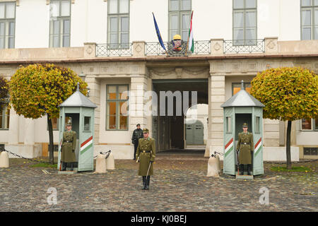 Budapest, Ungarn - 28 November 2014. Zeremonie der Wechsel der Wachen in der Nähe des Präsidentenpalast in Budapest, Ungarn. Stockfoto