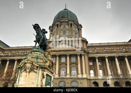 Die Budaer Burg und die Statue von Prinz Eugen von Savoyen, Budapest, Ungarn. Stockfoto