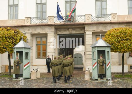 Budapest, Ungarn - 28 November 2014. Zeremonie der Wechsel der Wachen in der Nähe des Präsidentenpalast in Budapest, Ungarn. Stockfoto