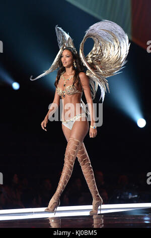 Lais Ribeiro auf dem Laufsteg zur Victoria's Secret Fashion Show in der Mercedes-Benz Arena in Shanghai, China Stockfoto