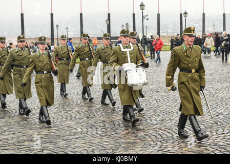 Budapest, Ungarn - 28 November 2014. Zeremonie der Wechsel der Wachen in der Nähe des Präsidentenpalast in Budapest, Ungarn. Stockfoto