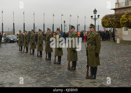 Budapest, Ungarn - 28 November 2014. Zeremonie der Wechsel der Wachen in der Nähe des Präsidentenpalast in Budapest, Ungarn. Stockfoto