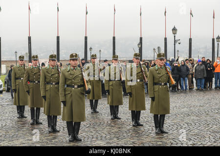 Budapest, Ungarn - 28 November 2014. Zeremonie der Wechsel der Wachen in der Nähe des Präsidentenpalast in Budapest, Ungarn. Stockfoto