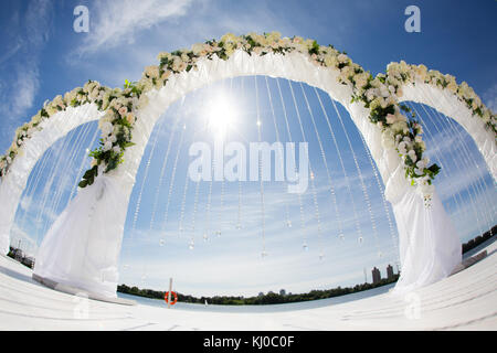Hochzeit arch am Strand mit Blick auf den Fluss im Hintergrund Stockfoto