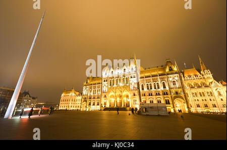 Das Parlamentsgebäude in Budapest, Ungarn in der Nacht während der Wechsel der Wachen. Stockfoto