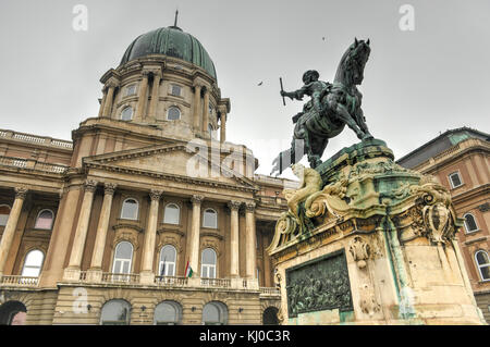 Die Budaer Burg und die Statue von Prinz Eugen von Savoyen, Budapest, Ungarn. Stockfoto