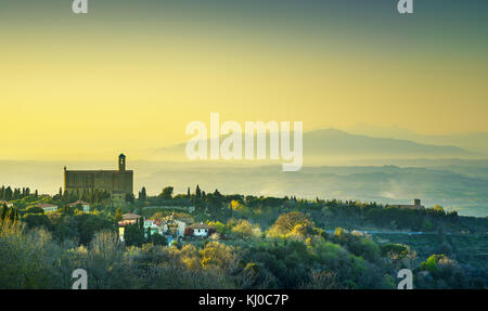 Toskana, Volterra Panoramablick auf die Landschaft und die mittelalterliche Kirche San Giusto nuovo bei Sonnenuntergang. Italien, Europa Stockfoto