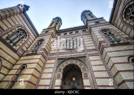Die Große Synagoge oder der Dohany Synagoge in Budapest, Ungarn an einem trüben Wintertag. Stockfoto