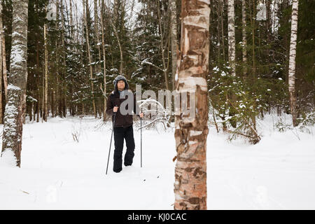 Junger Mann Langlauf im Wald Stockfoto