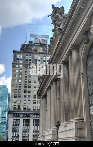 Grand Central Station in New York. Der legendären Beaux Arts Statue des griechischen Gottes Merkur, dass die Südfassade des Grand Central Terminal auf eas schmückt Stockfoto