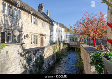 Nailsworth Stream läuft zwischen Hobbs Bäckerei und der Turm war Memorial in der Cotswold Stadt Nailsworth, Gloucestershire Stockfoto