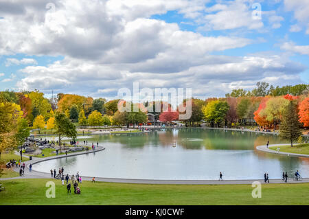 See im Berg - Royal und die Menschen im Herbst mit einem blauen Himmel Stockfoto
