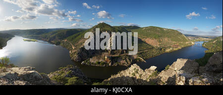 Panoramablick auf Portas de rodao und Bahn Linie wie von South Cliff gesehen. Vila Velha de rodao, Portugal Stockfoto