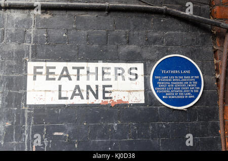 Blaue Plakette Kennzeichnung Federn Lane in der Bridge Street, Chester, die auf den Hof des historischen Feathers Hotel led Stockfoto