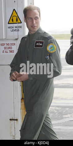 HOLYHEAD, GROSSBRITANNIEN - APRIL 01: Prinz William zeigt seine Großmutter Königin Elizabeth II. Bei einem Seeresuchhubschrauber, während sie das RAF Valley besucht, wo Prinz William am 1. April 2011 als RAF Such- und Rettungspilot in Holyhead, Großbritannien arbeitet Stockfoto