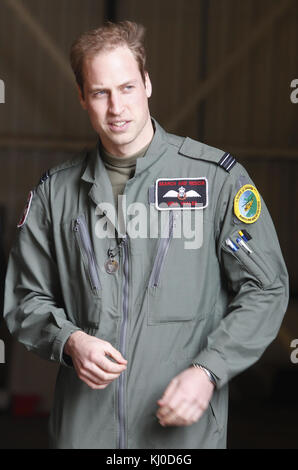 HOLYHEAD, GROSSBRITANNIEN - APRIL 01: Prinz William zeigt seine Großmutter Königin Elizabeth II. Bei einem Seeresuchhubschrauber, während sie das RAF Valley besucht, wo Prinz William am 1. April 2011 als RAF Such- und Rettungspilot in Holyhead, Großbritannien arbeitet Stockfoto